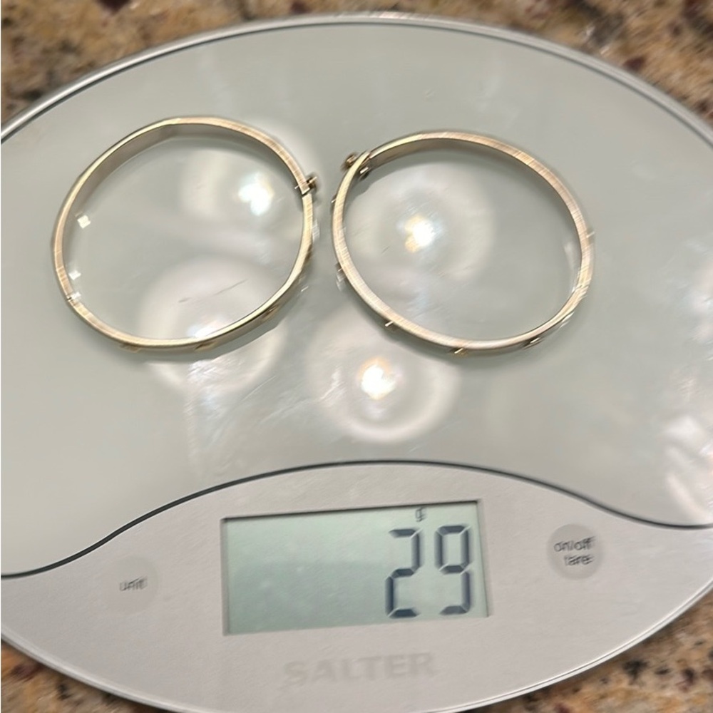 14k white gold with yellow gold screws